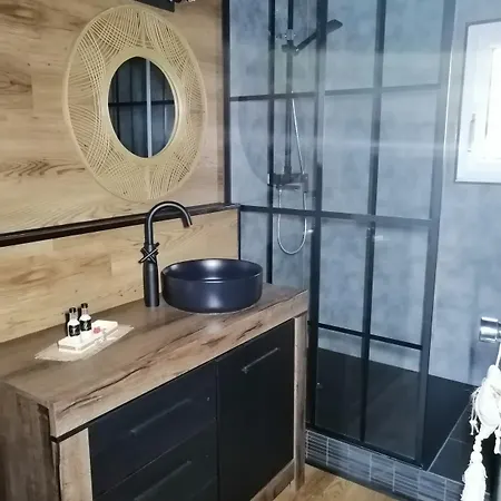 게스트하우스 Lapausedegout Climatisees Terrasse Table D'hotes 3*